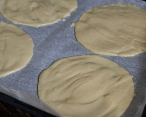 выложить тесто на пергамент