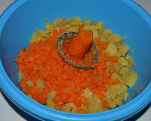 Нарежьте морковь