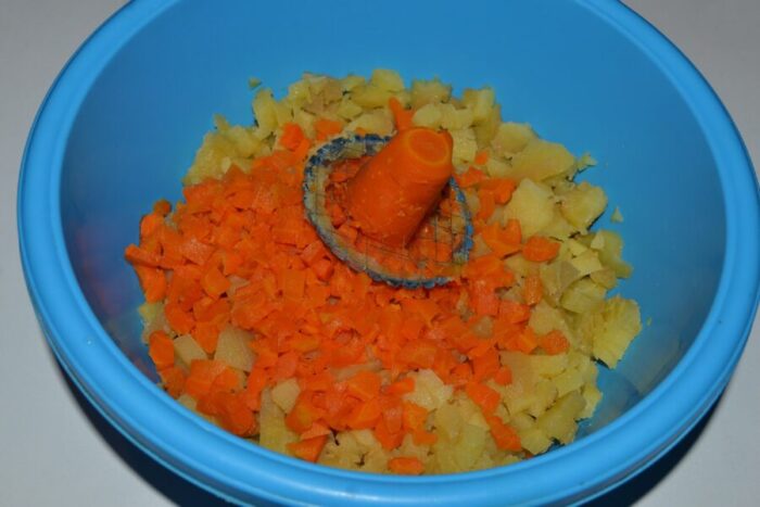 Нарежьте морковь