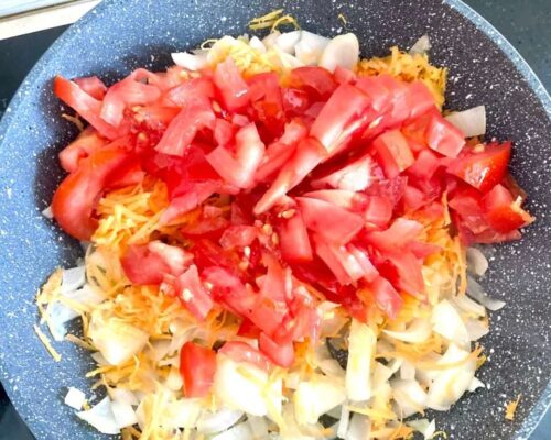 Нарежьте помидоры