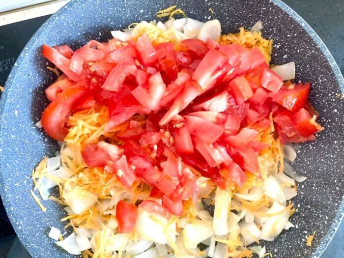 Нарежьте помидоры