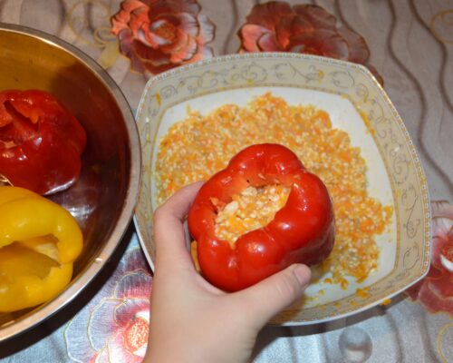 Fill the peppers with the prepared filling