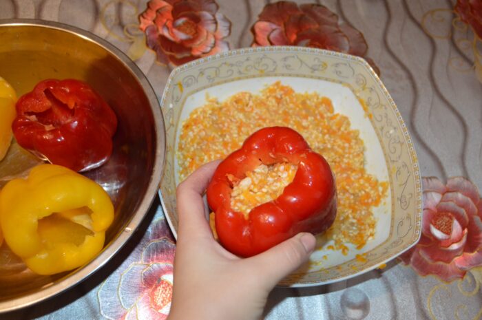 Fill the peppers with the prepared filling