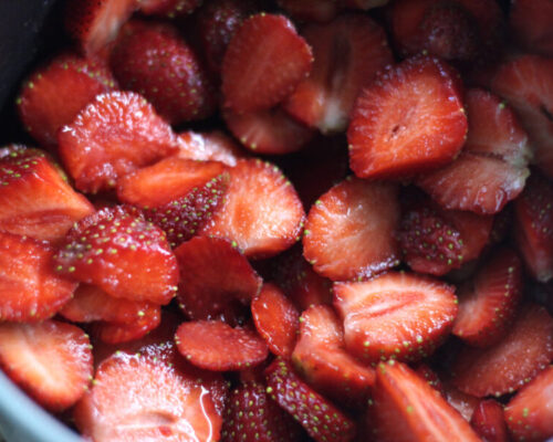 Почистить и вымыть клубнику