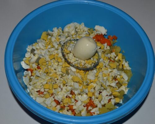 Нарежьте яйца