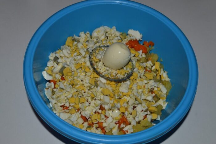 Нарежьте яйца