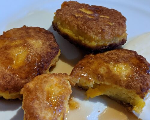 Oladiile se servesc cu smantana si sirop de artar