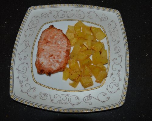 Seasoned potatoes and pork chops