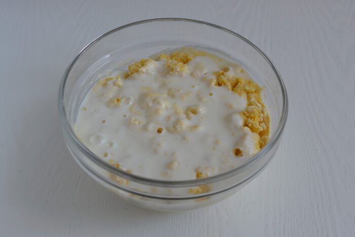 Gradually pour in the kefir