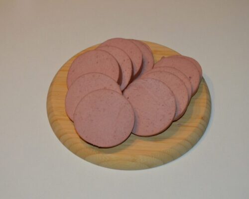 Нарежьте колбасу ломтиками