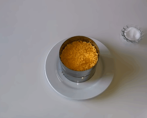 Следом выкладываем белок