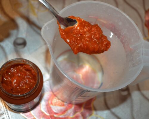 Mix 4-5 tablespoons of tomato sauce with water