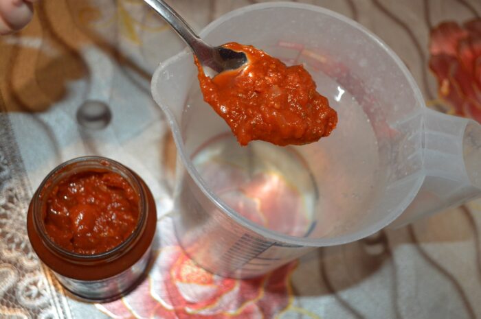 Mix 4-5 tablespoons of tomato sauce with water