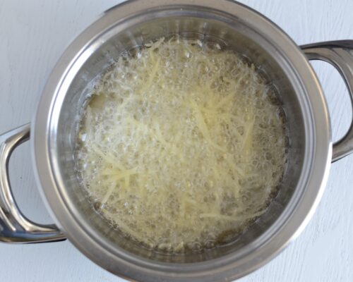 выкладываем небольшую горсть тёртого просушенного картофеля