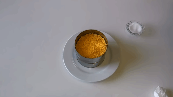 Следом выкладываем белок