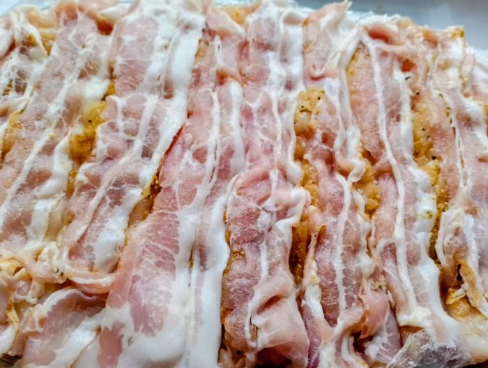 Se taie carnea de-a lungul feliilor de bacon