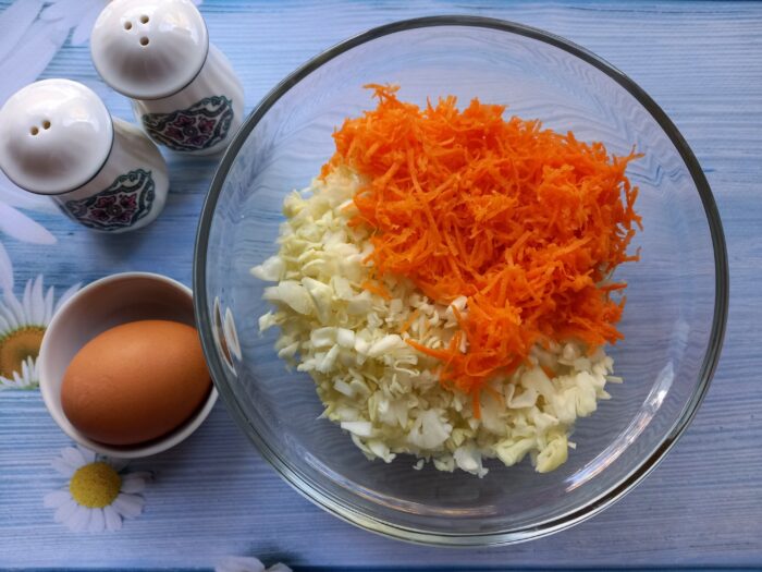 Combine the vegetables in a bowl