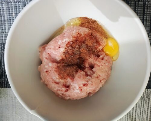 Place the minced meat in a deep bowl