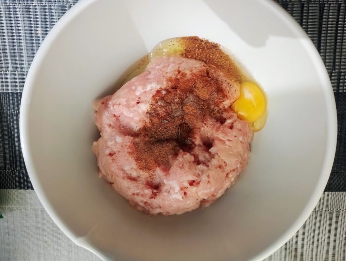 Place the minced meat in a deep bowl