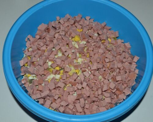 Затем нарежьте его кубиками