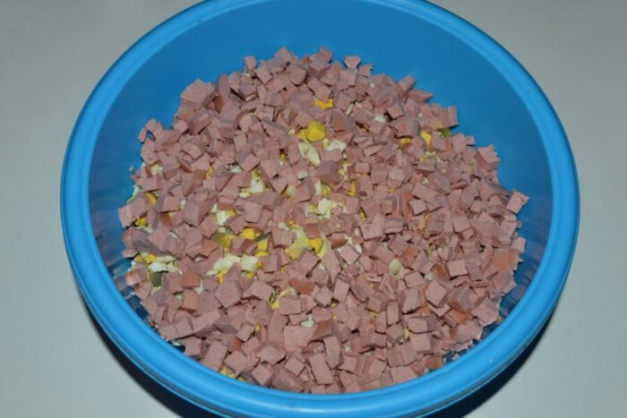 Затем нарежьте его кубиками