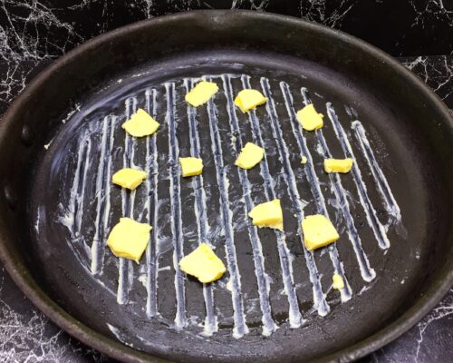 puneti tigaia pe foc si distribuiti bucatile de unt