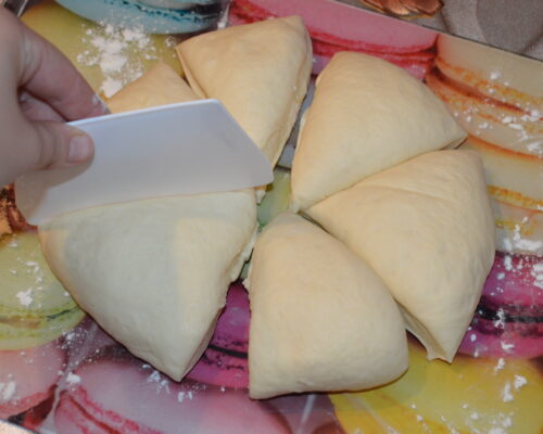 Taiati bila de aluat in 6 parti