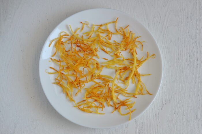 выкладываем готовый картофель на блюдо