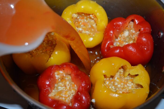 Pour the mixture of water and sauce into the saucepan