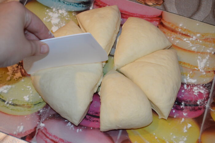 Taiati bila de aluat in 6 parti