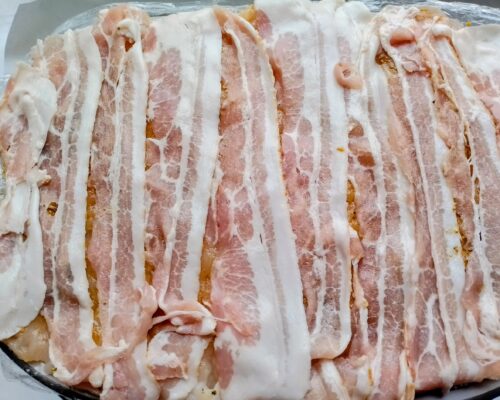 Se pun feliile de bacon peste fileul batut