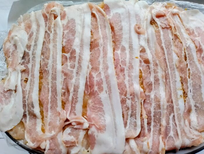 Se pun feliile de bacon peste fileul batut