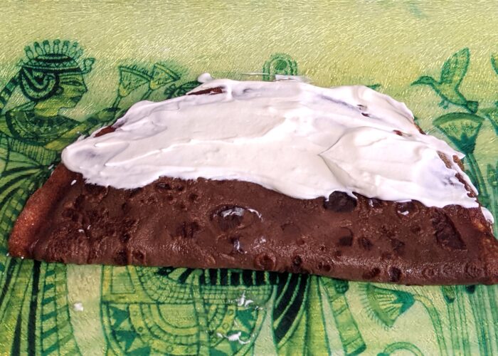 Spread the cream again on the rounded side