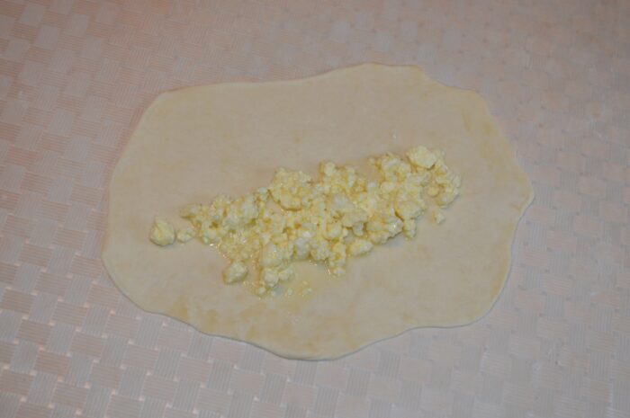 Place 2 tablespoons of cheese filling