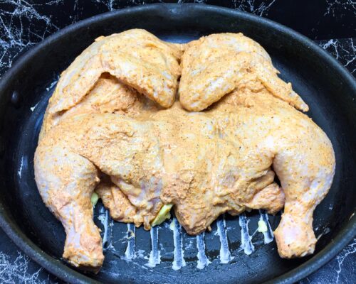 Puneti puiul in tigaie cu pieptul in jos