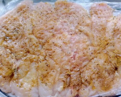 Se presara sare si condimente pe fiecare bucata de carne