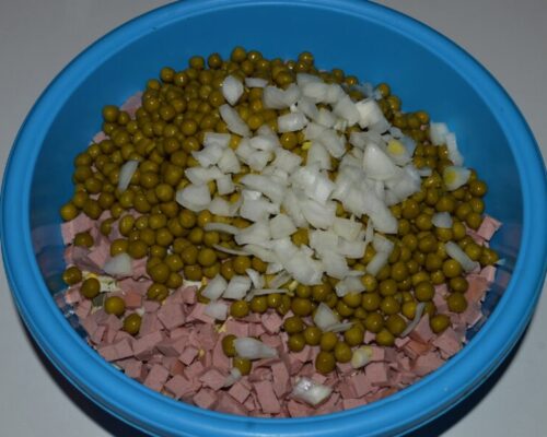 Нарежьте лук