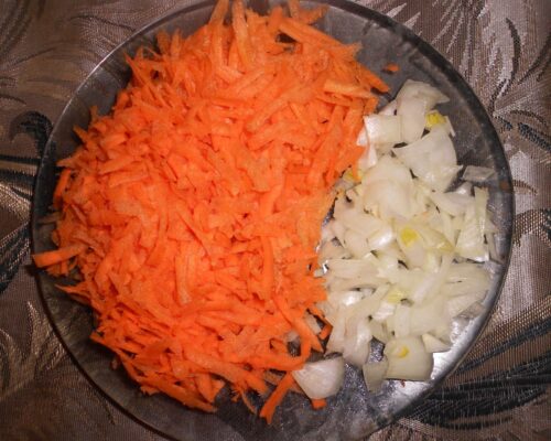 Измельчить лук и морковь