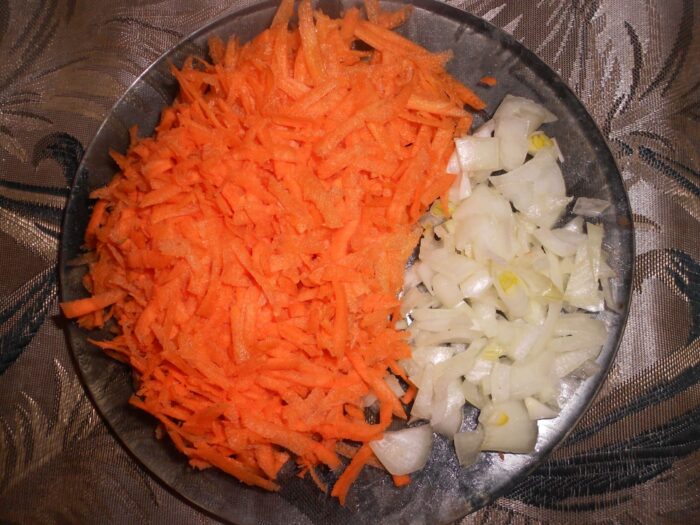 Измельчить лук и морковь