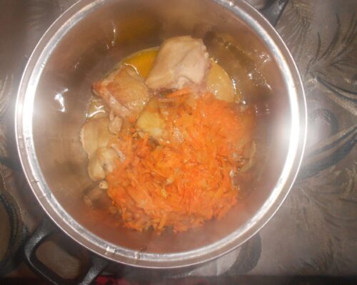 Положить в кастрюлю