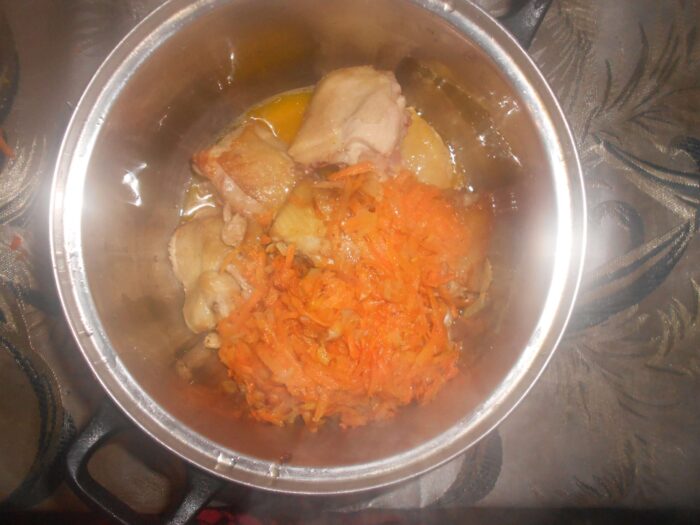 Положить в кастрюлю