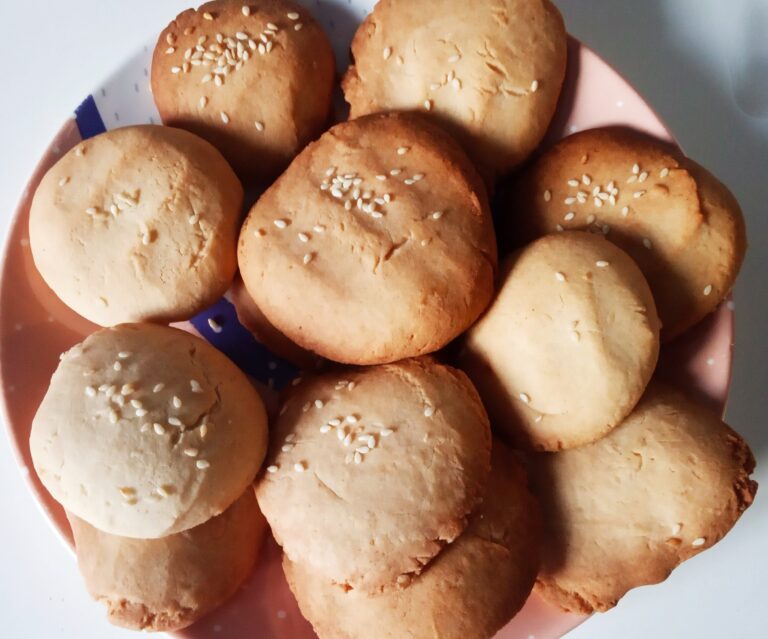 Cinnamon Biscuits with Sesame Seeds