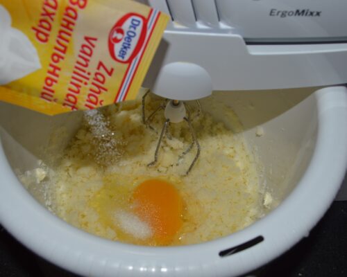Add the egg and vanilla sugar
