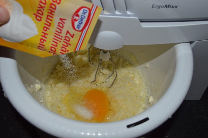 Add the egg and vanilla sugar