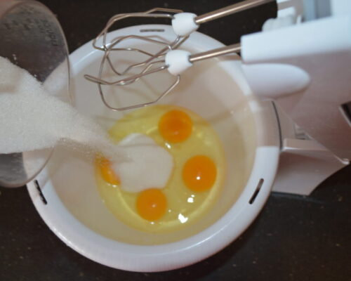 добавьте яйца и сахар