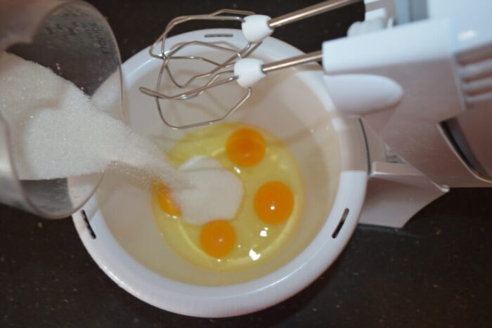 добавьте яйца и сахар