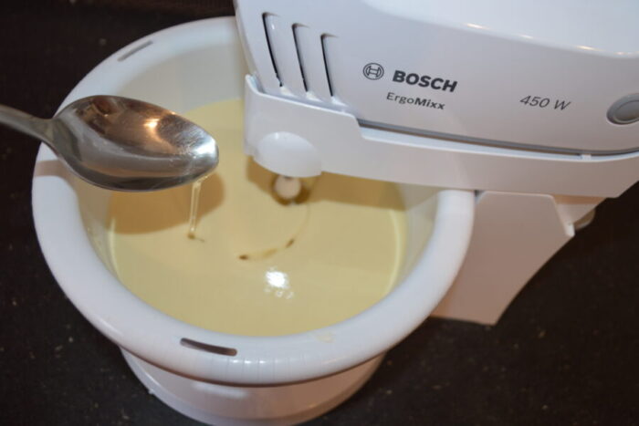 Добавьте 2 столовые ложки масла