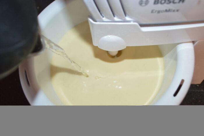 немного кипящей воды