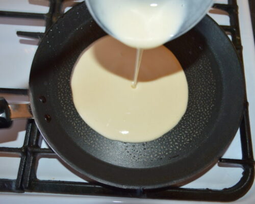 Обжарьте блины на сковороде