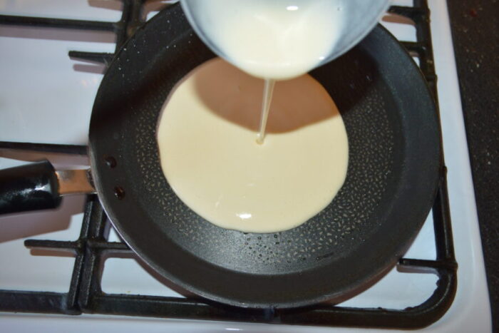 Обжарьте блины на сковороде